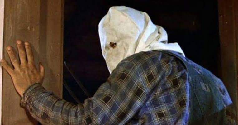 TerrorContexto's tweet photo. O visual do Jason em Sexta-Feira 13: Parte 2 é na minha opinião um dos melhores do personagem.

Apesar da máscara de hóquei ser a marca registrada dele. O saco de estopa passa uma vibe de mistério e isso é bem maneiro. Fora que essa é a primeira vez que vemos Jason como adulto. https://t.co/BkO7b7OsoH