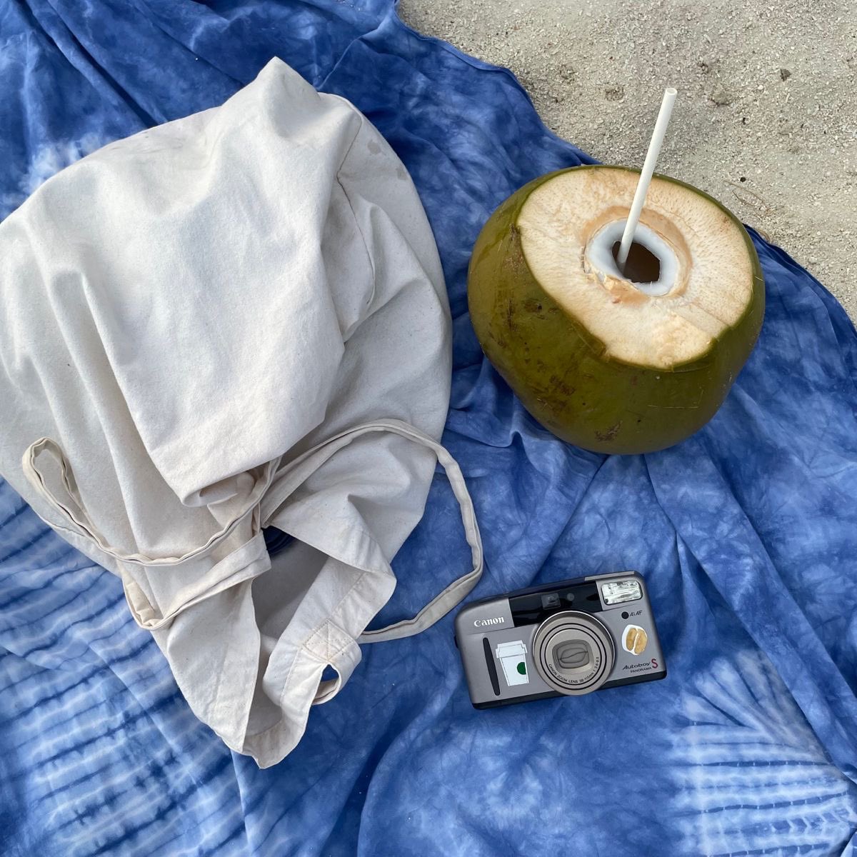 sadellais's tweet photo. ⋆.ೃ࿔*:･
#narusasu au 

onde sasuke é obrigado por itachi a passar as férias na praia e acaba se interessando pelo guia turístico responsável por ele

ou

onde naruto é um guia turístico de praia e acaba se apaixonando pelo cliente mais difícil que já teve https://t.co/hFKuKmnlhT