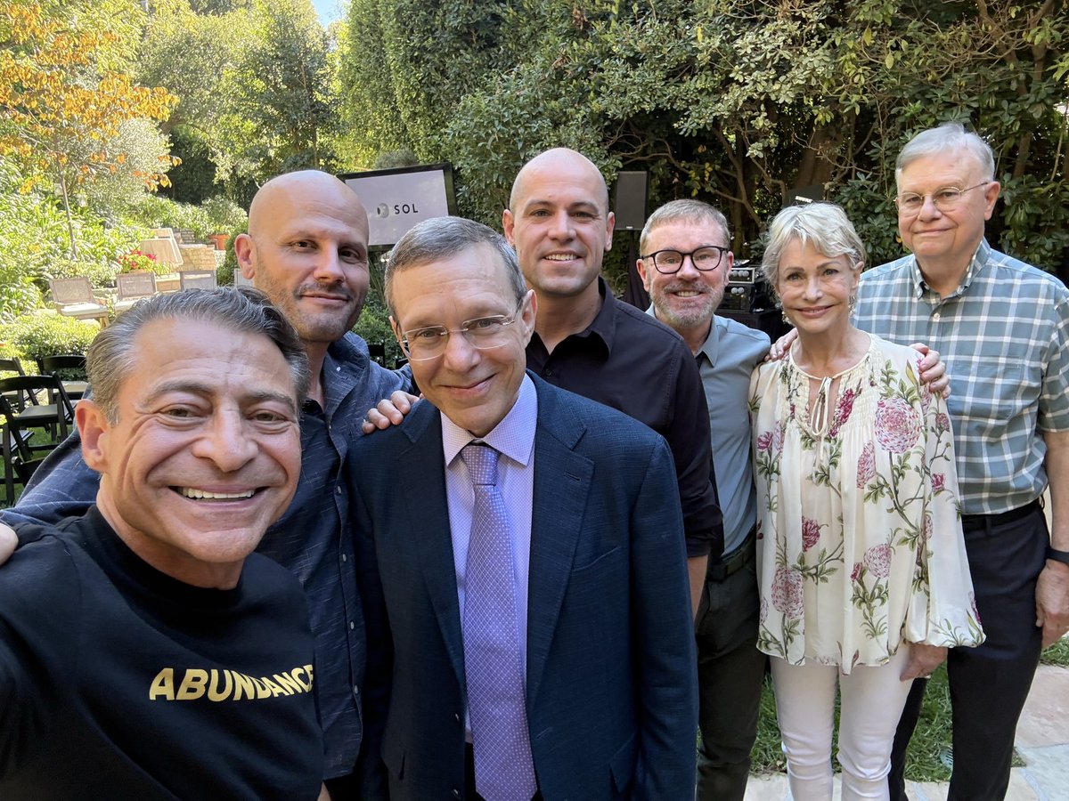PeterDiamandis's tweet photo. Hosting a UAP salon at my home. Here with Avi Loeb, Garry Nolan, Whitley Striber, Peter Skafish and Ryan Graves. Discussing the Science and tech and disclosure. https://t.co/Xv1a6s7ibi