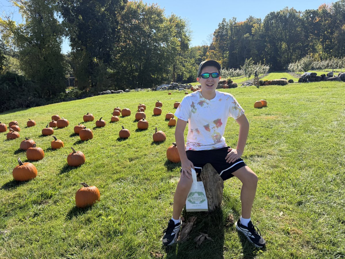 begonias713's tweet photo. Apple picking and pumpkin picking! #fall #autumn #applepicking #pumpkinpatch https://t.co/qMuXRwX3MC