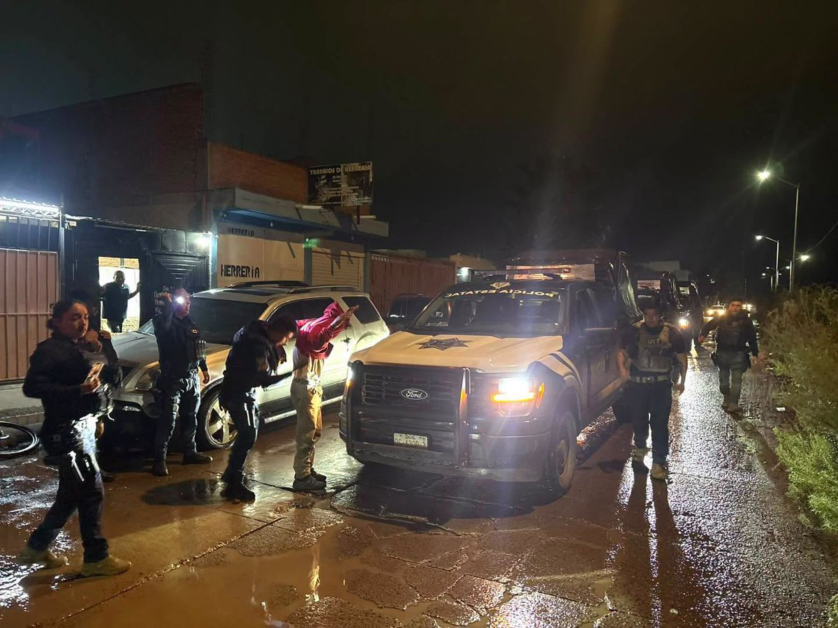 sspdgo's tweet photo. Durante #OperativoDragón de #PolicíaEstatal durante noche del pasado viernes y madrugada de este sábado 3 de oct. por diferentes rumbos de la ciudad de #Durango capital, se detuvo a siete jóvenes por estar alterando el orden, además de realizar diversas inspecciones. https://t.co/ahCOA3DDeI