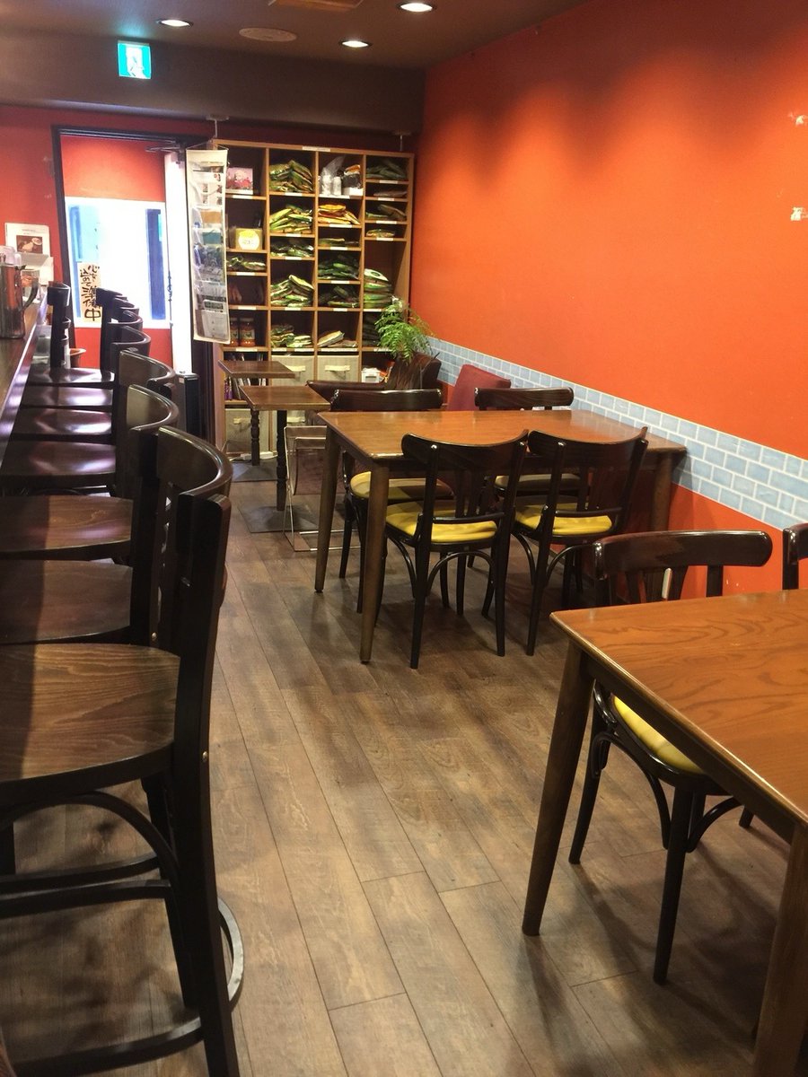toraya_syokudo's tweet photo. 【店内の家具を引き取ってくださる方を探しています】

いよいよ明日から店内の模様替えが始まります。
お客様から「せっかくなら、テーブルや椅子などの引き取り手をSNSで募ってみては。」とアドバイスをいただきました。

カウンター用の椅子８脚をはじめ、テーブルや椅子など、まだまだ使っていただけるものがいろいろあります。
きれいな状態のものもあれば、長年使ってきたことで傷や使用感のあるものもありますが、必要としてくださる方に活用していただけたらうれしいです。
飲食店でのご利用はもちろん、ご自宅やその他の場所で使っていただくのも大歓迎です。
お店まで引き取りに来ていただける方を優先させていただきます。
家具の種類やサイズ、状態など、詳しくはお問い合わせください。
ご興味のある方、ご自身での利用やお知り合いで必要とされている方がいらっしゃいましたら、DM、もしくはお電話にてご連絡ください。

なお、改装支援チケット募集しております。
https://t.co/GTySMKLGee
こちらもどうぞよろしくお願いいたします。