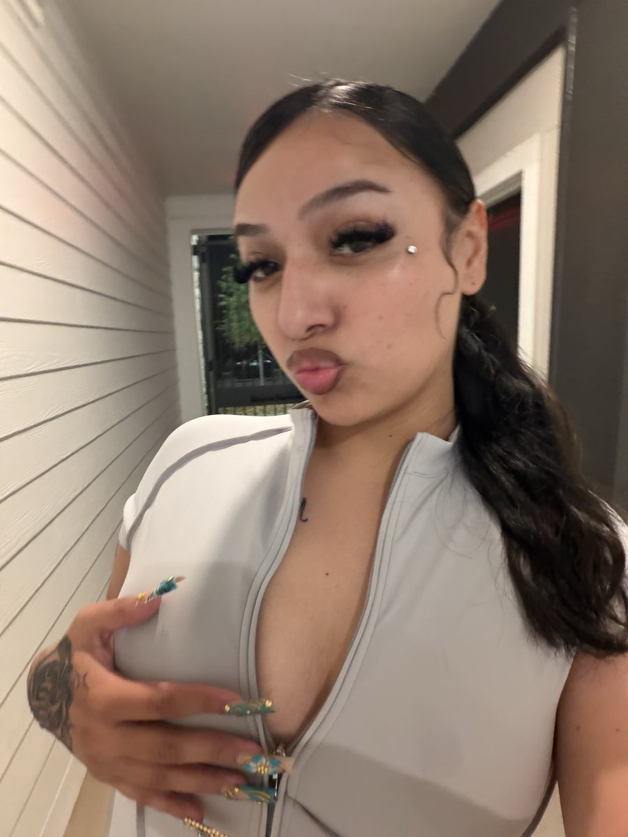 KurvyKandy's tweet photo. Who can handle me and my hgs?😍 https://t.co/p4WTtLAT7G