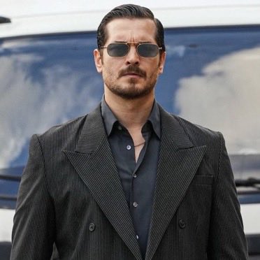 F82mhj's tweet photo. يارب يجمعهم فيلم ويكون هو البوديقارد حقها وهي بنت المجرم الي قتل أبيه واهله ويقع في حبها وبعدها يكتشف أنهم هم الي قاتلين أهله ويدخل عالم المافيا عشان ينتقم من عايلتها والباقي كملووه ياربي يصيرررر👑 https://t.co/6wh3mz9MIw