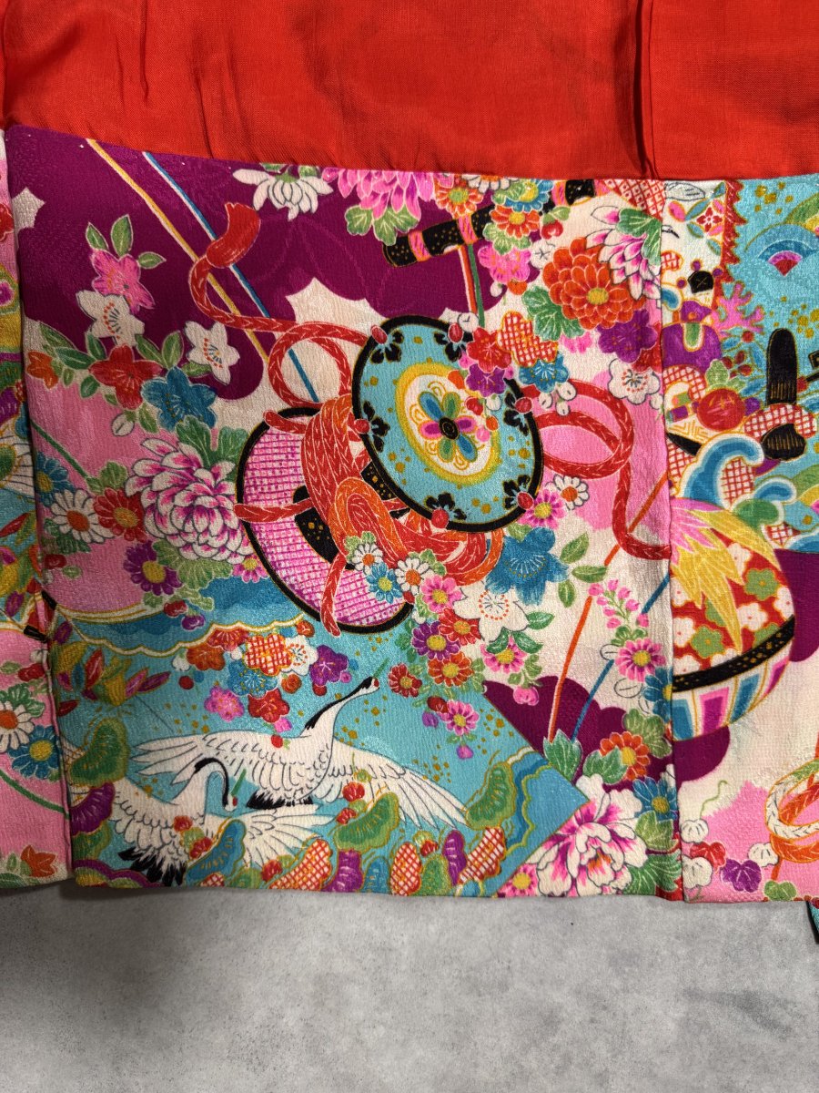retro_kimono's tweet photo. 復刻するとき、必ず守っていること。

アンティーク着物には絶対にハサミを入れない。
解かなくていい着物は、解かない。
必要なときだけ、糸を丁寧にほどいて解きます。

着物はまっすぐな布を縫い合わせて作られているので、糸をほどけば元の布の形に戻せるんです。

#アンティーク着物 https://t.co/cSzdcTGoim