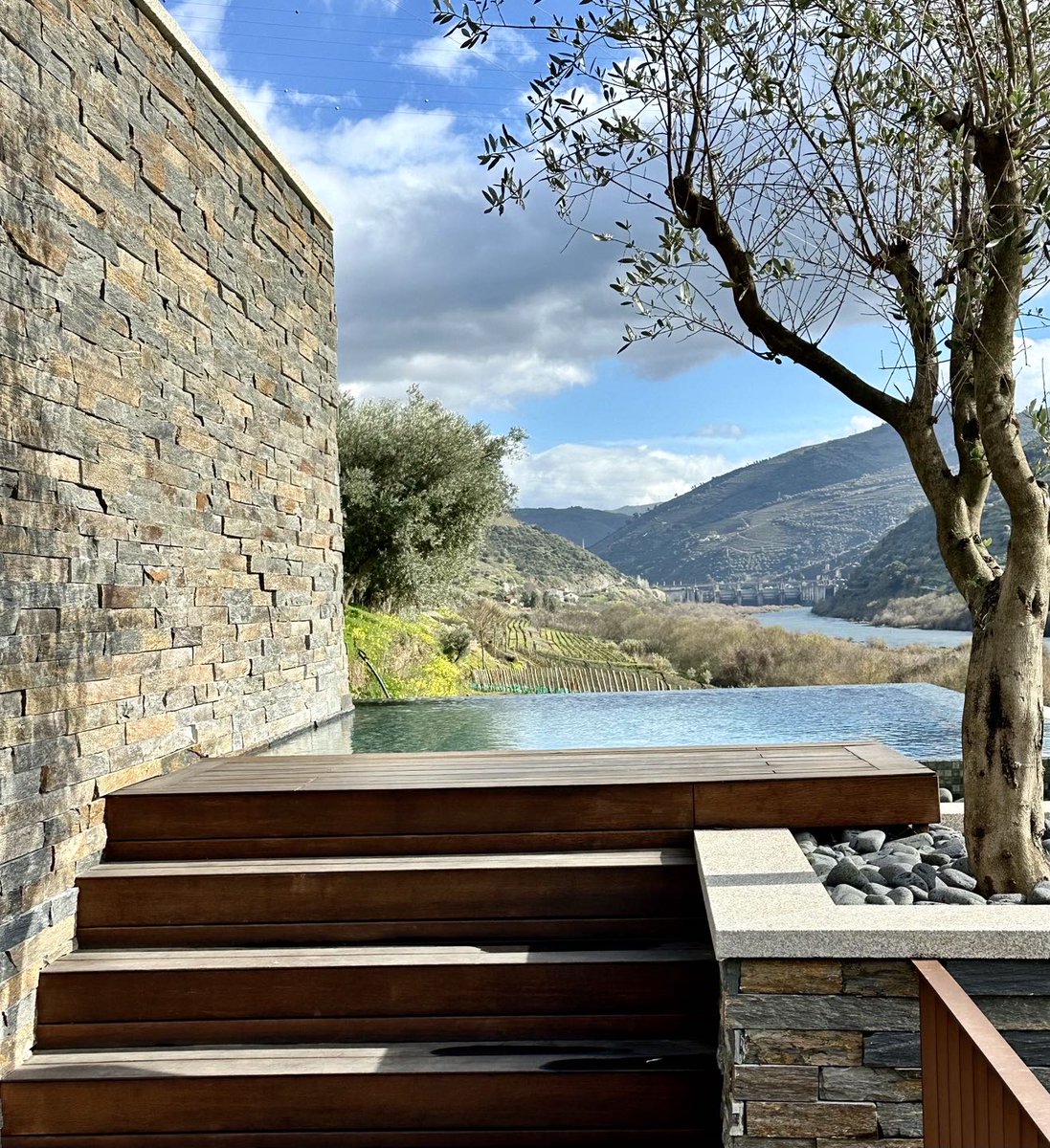 HarmonfgCaseLNb's tweet photo. Douro splendor. https://t.co/pQ0Zo2u8LQ