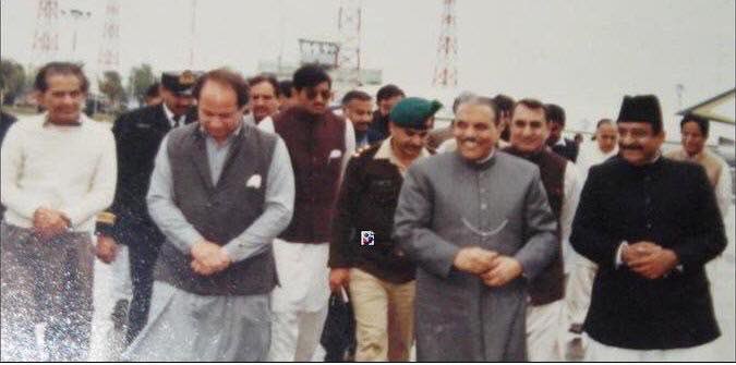 DodyBagi09's tweet photo. @RashidNasrulah ٹکے کا لوہار بیٹی کا دلال اپنی اوقات بھول گیا ہے ،  جنرل ضیاالحق کے جوتے صاف کرکے اقتدار حاصل کرنے والے کی بیٹی اب اقتدار کے لیے جرنیلوں کی گود میں بیٹھی ہے ، https://t.co/2yODRXtMYE