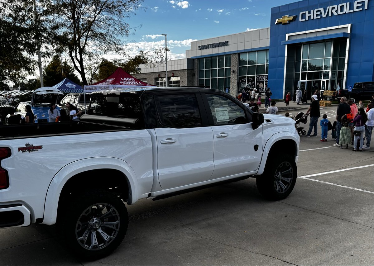 WaldochCustoms's tweet photo. Go see our friends Shottenkirk Waukee Chevrolet for these two beauties!
#waldoch #lifted #liftedtrucks #liftedtahoe #liftedsilverado https://t.co/OvtQfytIJo