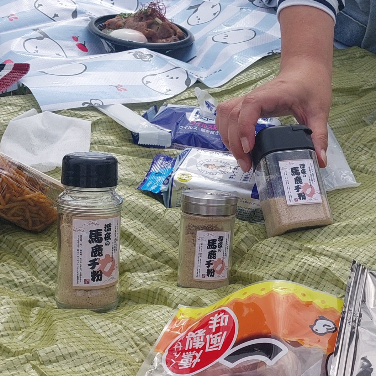 shirotane07's tweet photo. #馬鹿ヂ粉

リスナーさんの間で「袋のままより使いやすい！」と瓶詰め化がちょっとしたブームに😆

ラベルも縮小してシール紙に印刷してみたら、それっぽさが急上昇🧂✨
ますます愛着が湧くし、テンションも上がります⤴！
  #しんばか https://t.co/lrWCMoribU