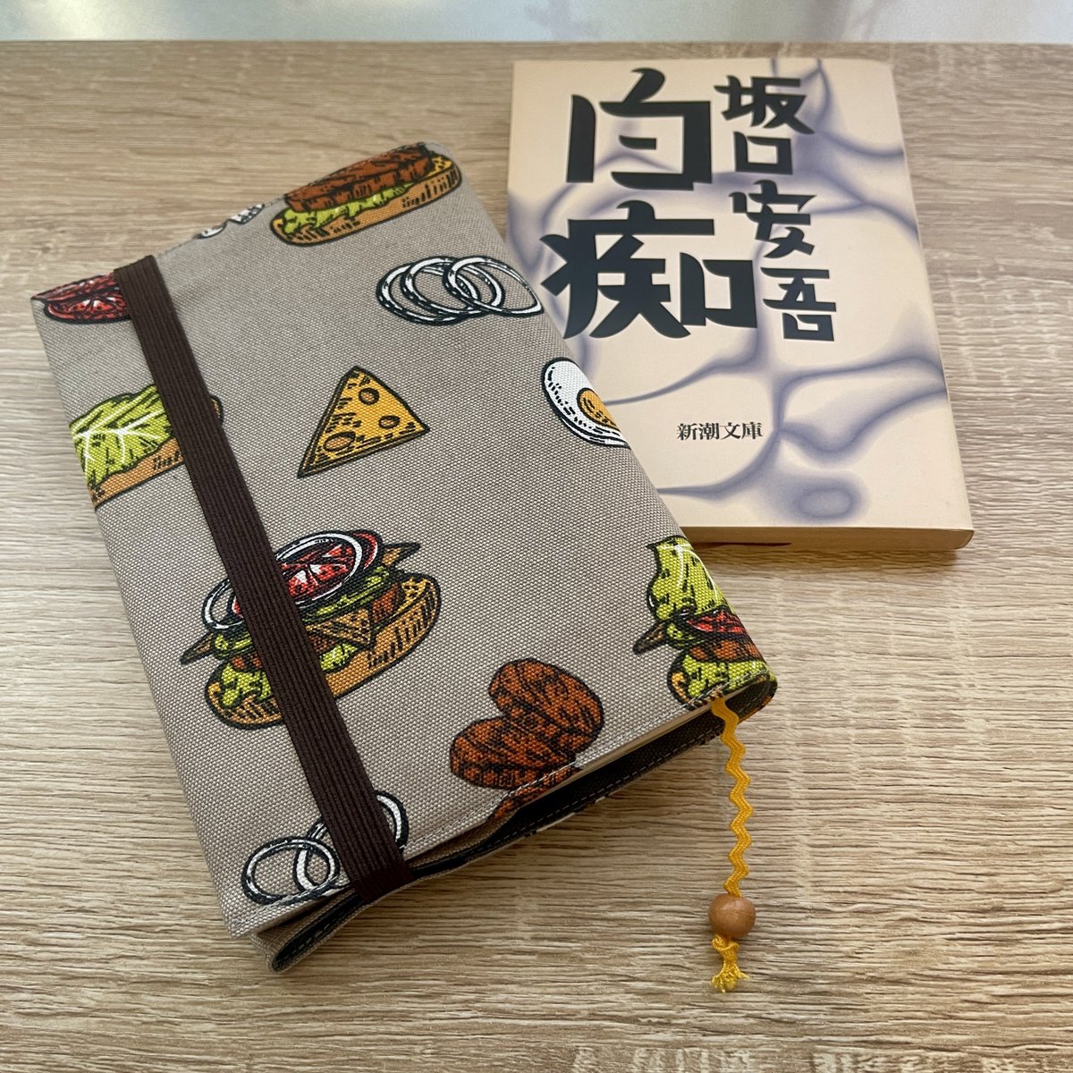 nagamenoii_heya's tweet photo. New Arrival✨
文庫判【ハンバーガー】

「戦争は我々の頭の上を通過していったが、我々はただ泥濘（ぬかるみ）の中を歩いていた。」（白痴／坂口安吾）

眺めのいい部屋📚ブックジャケット
#戦争反対 #ブックカバー #テキストヒップ #texthip https://t.co/4SIoiuUqzG