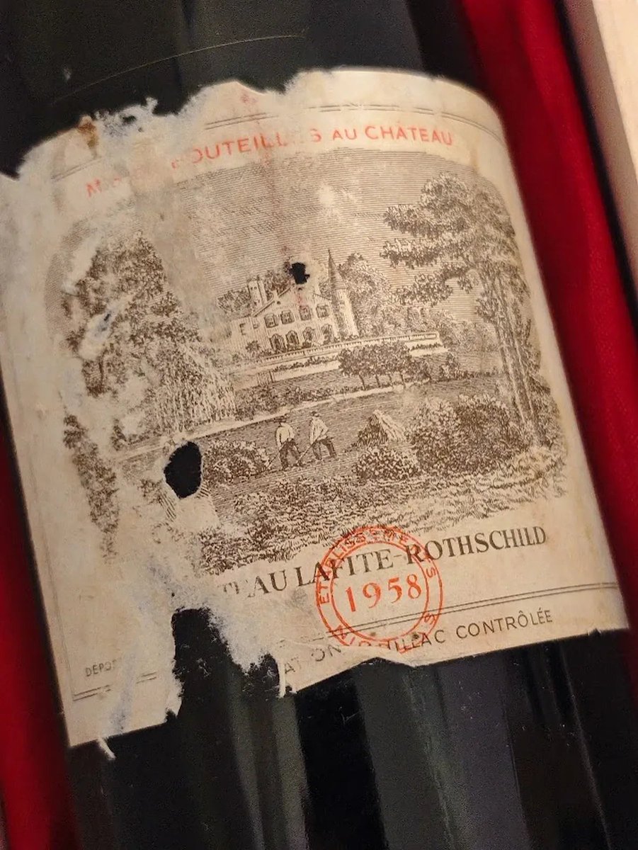 Platinumwine1's tweet photo. 1958年 シャトー・ラフィット・ロートシルトを1本ご紹介。 収穫が遅く、収量もごく少なかったと記される年のラフィットです。東京タワー完成の年、今年で68年目の1本。現物写真とあわせてご覧ください。 #ラフィット #ヴィンテージワイン https://t.co/wLo7dcawjq https://t.co/jeNUiIKmxD