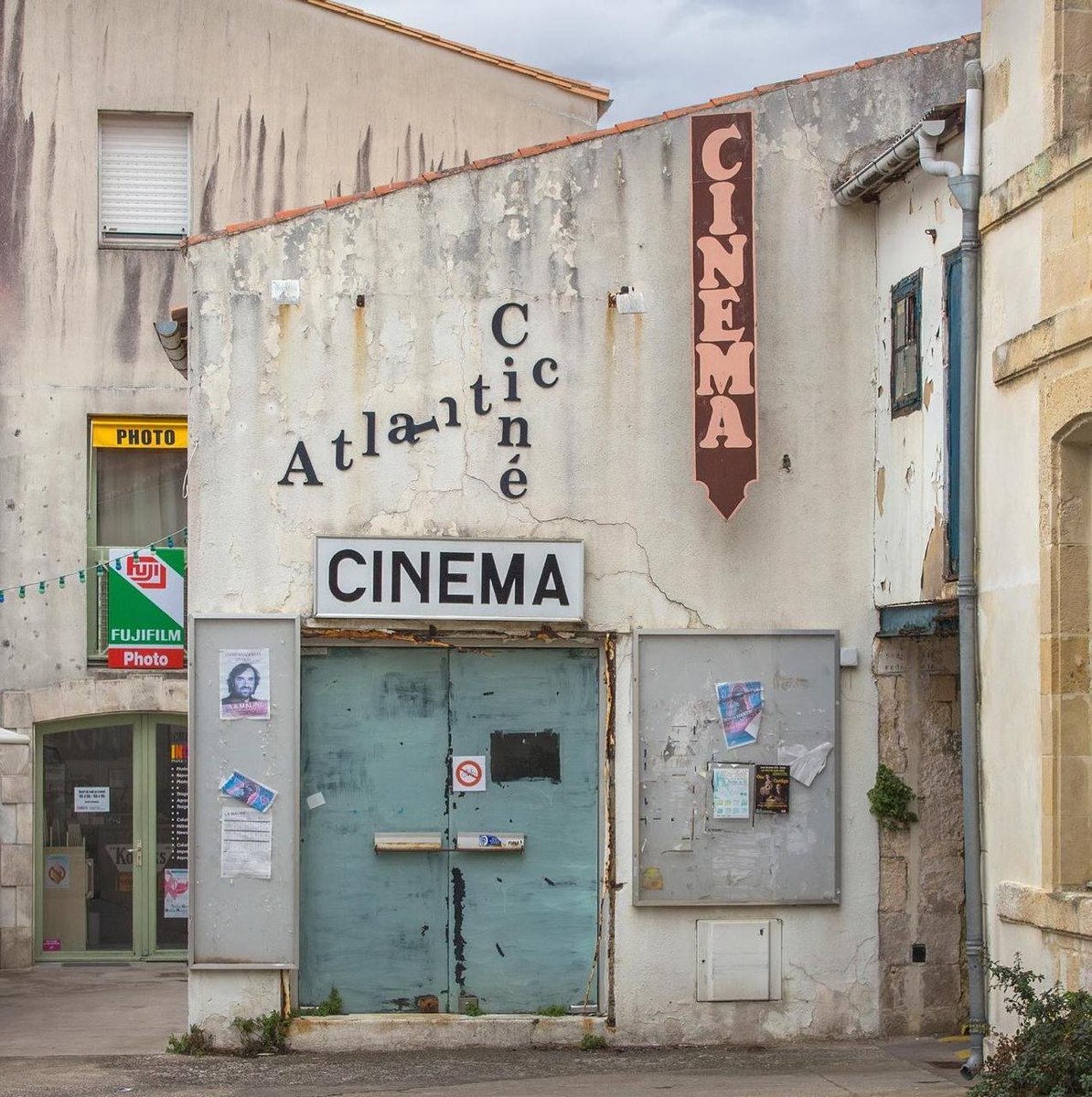 ohscarleon's tweet photo. Cinéma abandonné L’Atlantic Ciné, Saint-Martin-de-Ré, France https://t.co/h0XNmVviSN