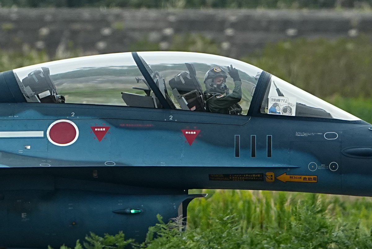 peikuna7r4's tweet photo. 何やら機首に貼り紙が👀
#松島基地 
#これソニーで撮りました https://t.co/M4Qb49dg01