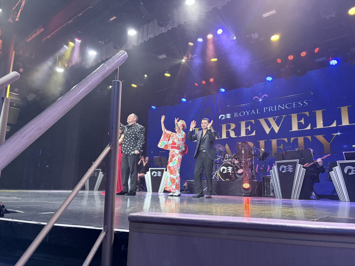 tanstaafl44's tweet photo. 昨夜は遅い回のfarewell variety showを観たのでした。
あっさりしてたけど、冒頭に引き枠で登場したクルーズディレクターAndiさんにウケたw
#RoyalPrincess
#R1640
オーケストラの女性が万能ですごかったなー
ウィッティアから乗船して、船内の日本文化紹介トークショーや、華やかな和装姿で日本への期待を盛り上げてくれた落語家ダイアン吉日さんは東京で下船されるとか。
船上で出会うエンターテイナーさんとは、また違う船会社の船や、偶然に地上で出会うこともあるの楽しいです。
