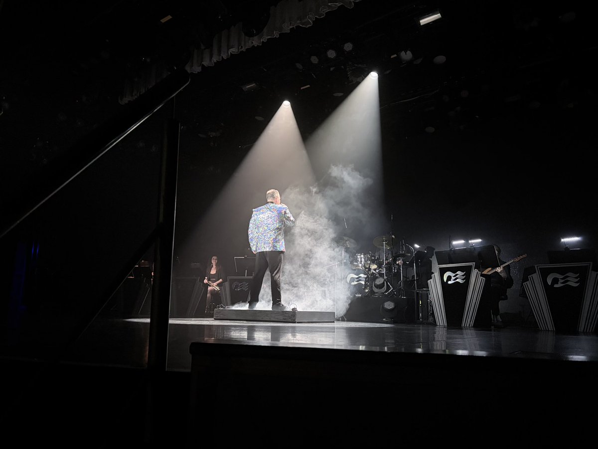 tanstaafl44's tweet photo. 昨夜は遅い回のfarewell variety showを観たのでした。
あっさりしてたけど、冒頭に引き枠で登場したクルーズディレクターAndiさんにウケたw
#RoyalPrincess
#R1640
オーケストラの女性が万能ですごかったなー
ウィッティアから乗船して、船内の日本文化紹介トークショーや、華やかな和装姿で日本への期待を盛り上げてくれた落語家ダイアン吉日さんは東京で下船されるとか。
船上で出会うエンターテイナーさんとは、また違う船会社の船や、偶然に地上で出会うこともあるの楽しいです。