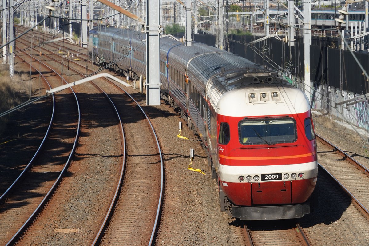 AunzRailfan's tweet photo. 本日もトランスポートエキスポの送り込み回送をSt Peters付近の陸橋で待ってたら偶然Candy復刻塗装XPTに遭遇。
XPTの回送は車両基地へ転線するため高確率でこの位置で一旦停車。
そのため複数カットの撮影が可能です。
今日も半キャンディ(1/3)の編成でした。 https://t.co/faXw1ITjnD