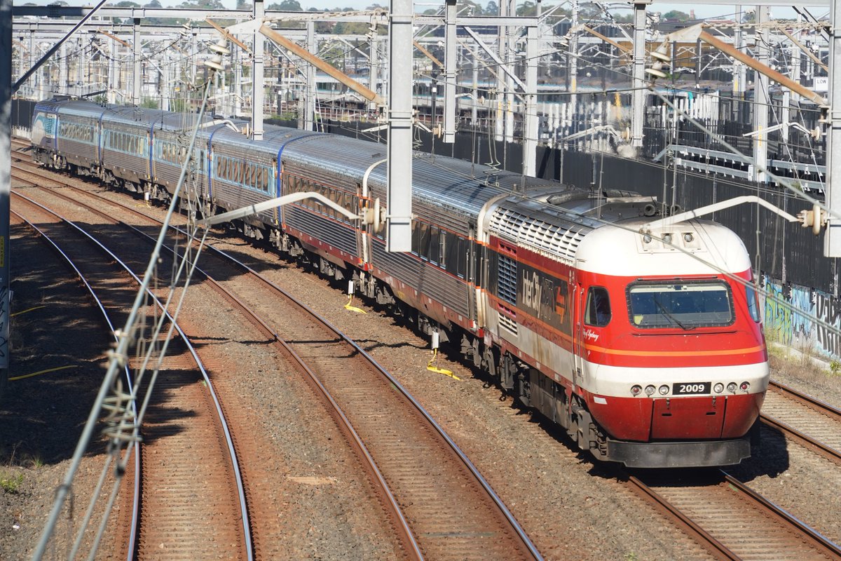 AunzRailfan's tweet photo. 本日もトランスポートエキスポの送り込み回送をSt Peters付近の陸橋で待ってたら偶然Candy復刻塗装XPTに遭遇。
XPTの回送は車両基地へ転線するため高確率でこの位置で一旦停車。
そのため複数カットの撮影が可能です。
今日も半キャンディ(1/3)の編成でした。 https://t.co/faXw1ITjnD