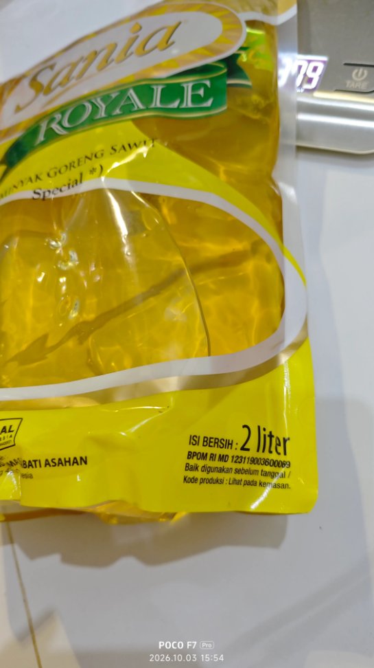 txtharihariWNI's tweet photo. Guys, mau tanya dong. Emang isi minyak yang 2L tuh harusnya beneran 2L atau emang kurang dari itu ya?

Selama ini beli minyak nggak pernah ngeh sih, cuma ini lagi iseng aja nimbang-nimbang.

Emang harusnya isinya segitu kah? Serius penasaran aja..

Kalau kalian pernah nimbang minyak kemasan 2L, hasilnya biasanya sesuai nggak, guys?