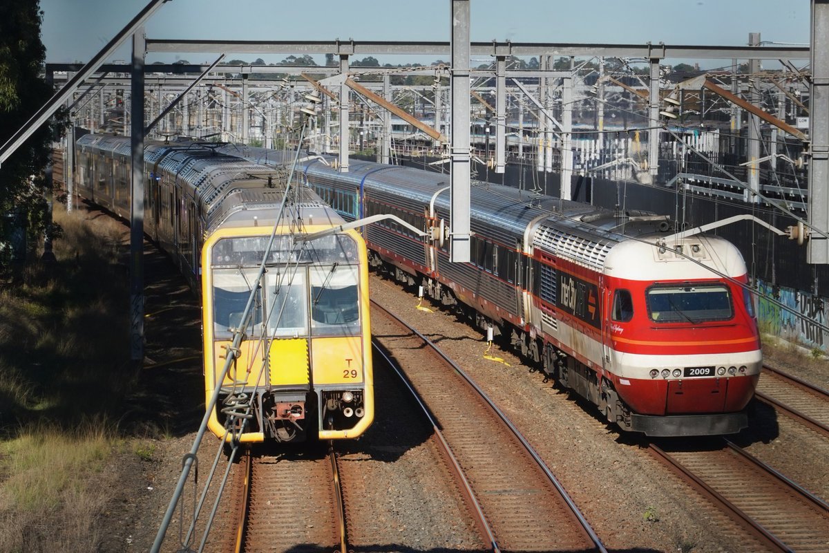 AunzRailfan's tweet photo. 本日もトランスポートエキスポの送り込み回送をSt Peters付近の陸橋で待ってたら偶然Candy復刻塗装XPTに遭遇。
XPTの回送は車両基地へ転線するため高確率でこの位置で一旦停車。
そのため複数カットの撮影が可能です。
今日も半キャンディ(1/3)の編成でした。 https://t.co/faXw1ITjnD