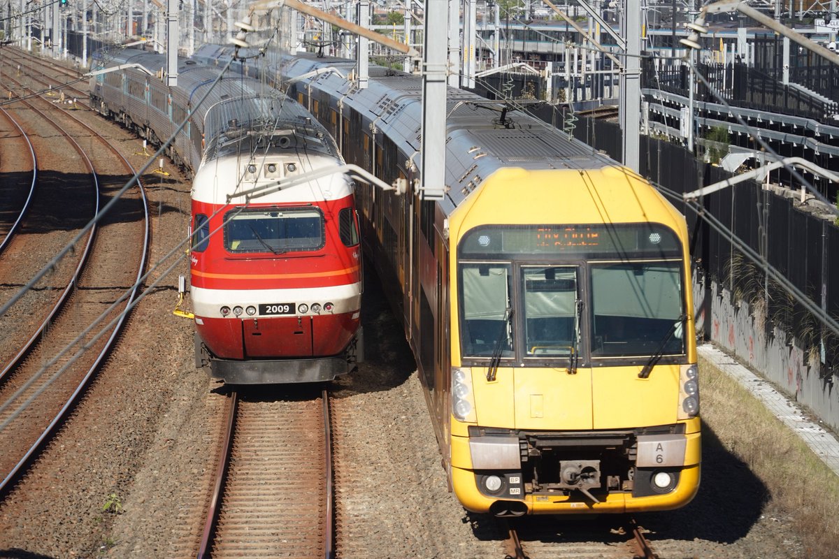 AunzRailfan's tweet photo. 本日もトランスポートエキスポの送り込み回送をSt Peters付近の陸橋で待ってたら偶然Candy復刻塗装XPTに遭遇。
XPTの回送は車両基地へ転線するため高確率でこの位置で一旦停車。
そのため複数カットの撮影が可能です。
今日も半キャンディ(1/3)の編成でした。 https://t.co/faXw1ITjnD