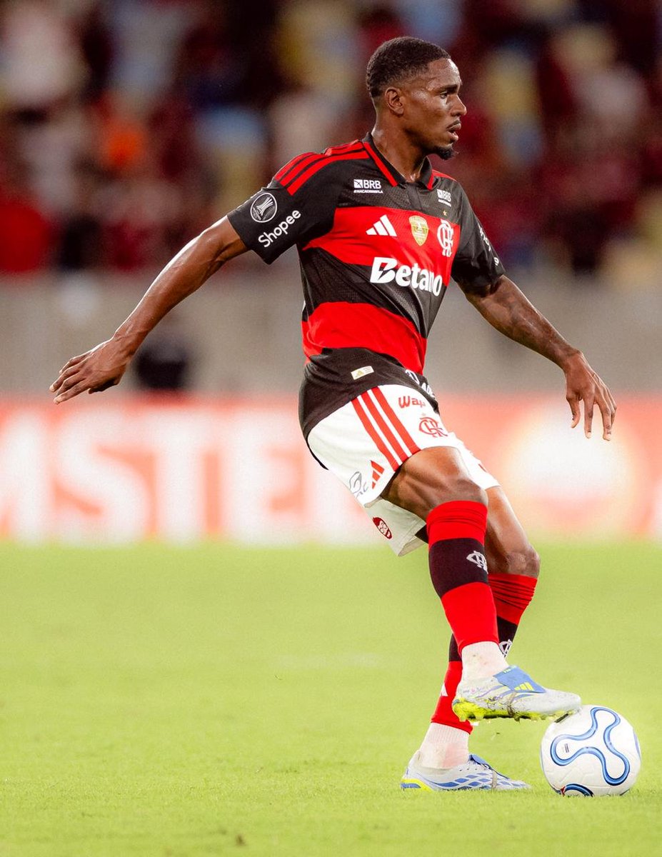 CentraldaGavea's tweet photo. 🚨 AGORA! Evertton Araújo avança na recuperação e já treina com bola.

O volante segue um cronograma especial com o departamento médico e pode voltar a atuar em cerca de 15 dias.

🗞️ @Lemos_Santos 
📸 Reprodução https://t.co/9WO6Ilj82P