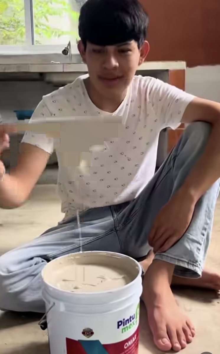 RubEdSo's tweet photo. El niño pintor #feet #feetfetısh #pies #feetِ #wataa #piecitos #twink https://t.co/y4sYChMIUy