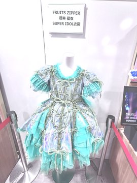 An elaborate turquoise and silver costume labeled 'FRUITS ZIPPER 樱井 玲衣 SUPER IDOL衣装' is displayed on a mannequin.