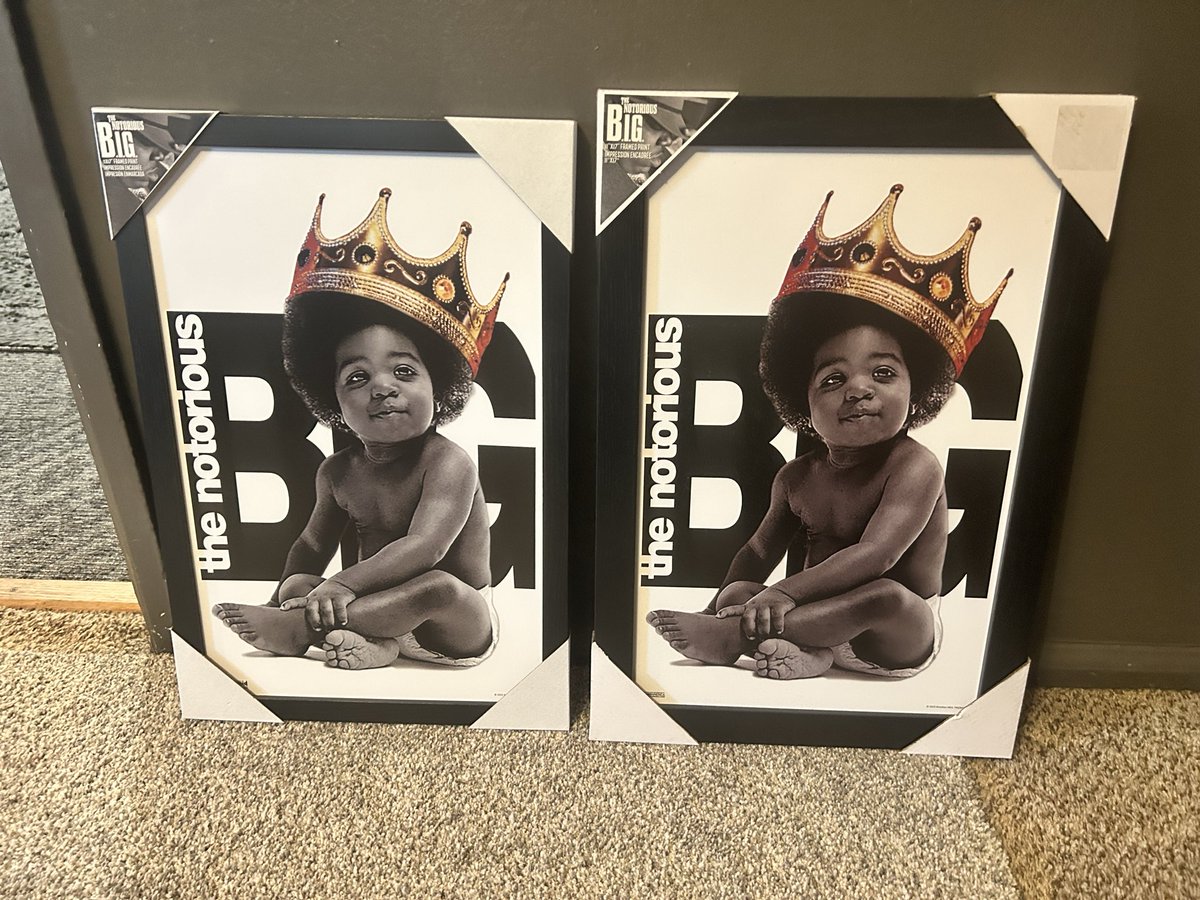 BrianEgickJr's tweet photo. My girl is the very bestest ever 💙
She knew I would love this, but didn’t remember that I already had it.
Could never have too many biggie wall hangings #Big4eva👑 https://t.co/HZSRpeT6cM