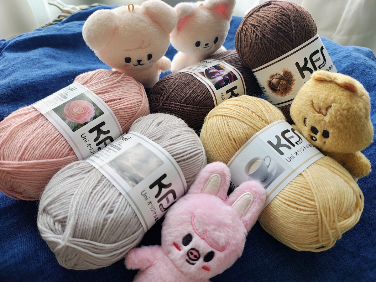 ware3rachapen's tweet photo. 久しぶりにOPALのソックヤーン買いました☺️
自分のを編むかスキズーちゃんのを編むか…見てるだけで楽しい
え？同じ茶色が2つある？
違うの！「こしあん」「くり」ちょっと違うんだって😂「あずき」も欲しかった！
色にお名前付いてるの素敵だね〜
#KFS
#opal毛糸 https://t.co/KFj5NtSHuC