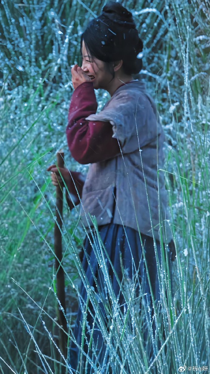 jeffr_loop_39's tweet photo. I saw a guy with a sniping rifle by the urn, picking wild herbs in the forest.， https://t.co/1PxdfVmyTf