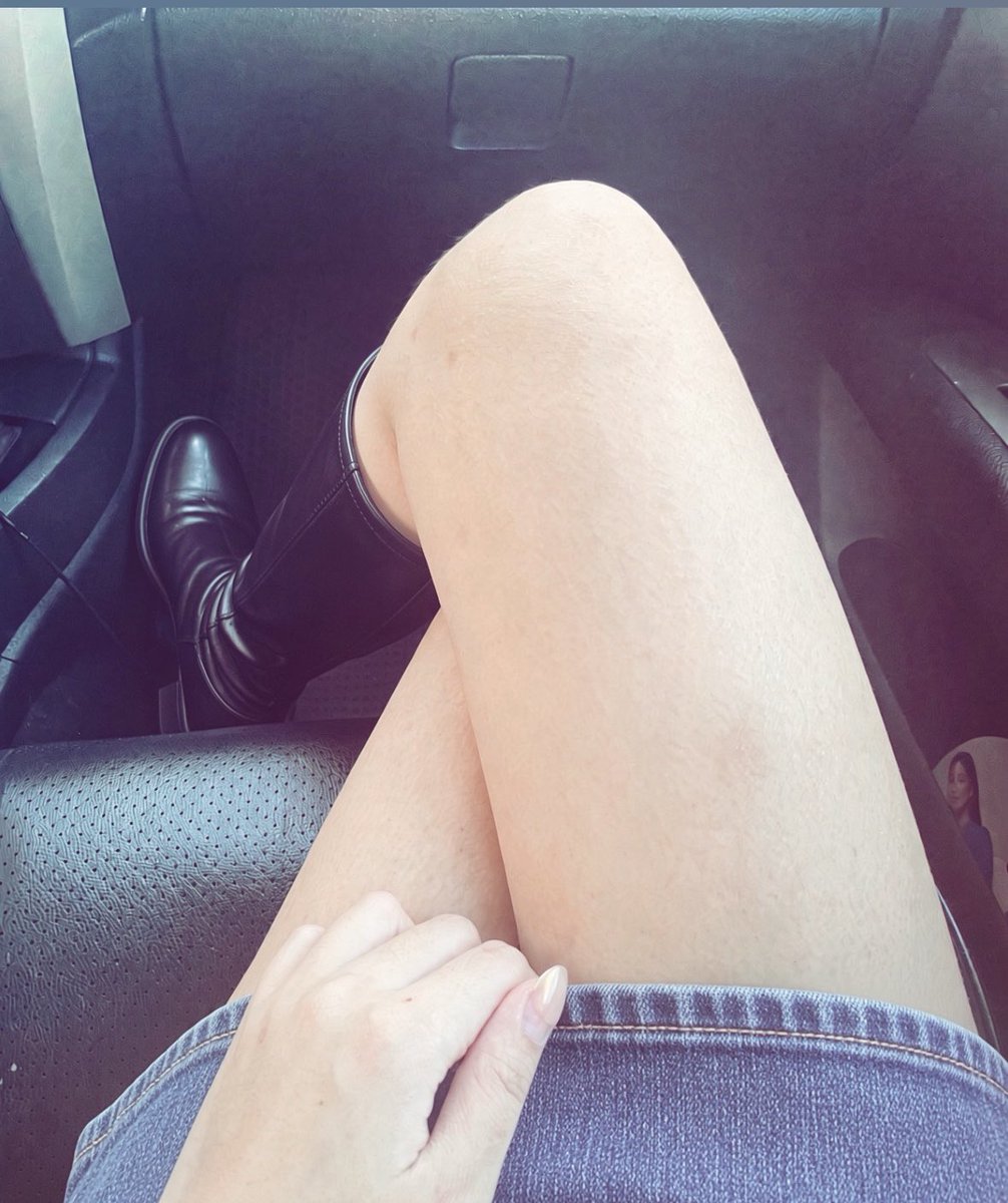 bibooo0303's tweet photo. 早安安 狗狗們
開始穿長靴的季節囉 ⸝⸝ > ̫ <⸝⸝
喜歡穿絲襪還是沒穿絲襪呢

還有主人在跟男同事講話時
你們這群狗奴是不是要跪在桌底 https://t.co/XZY9Z8o76L