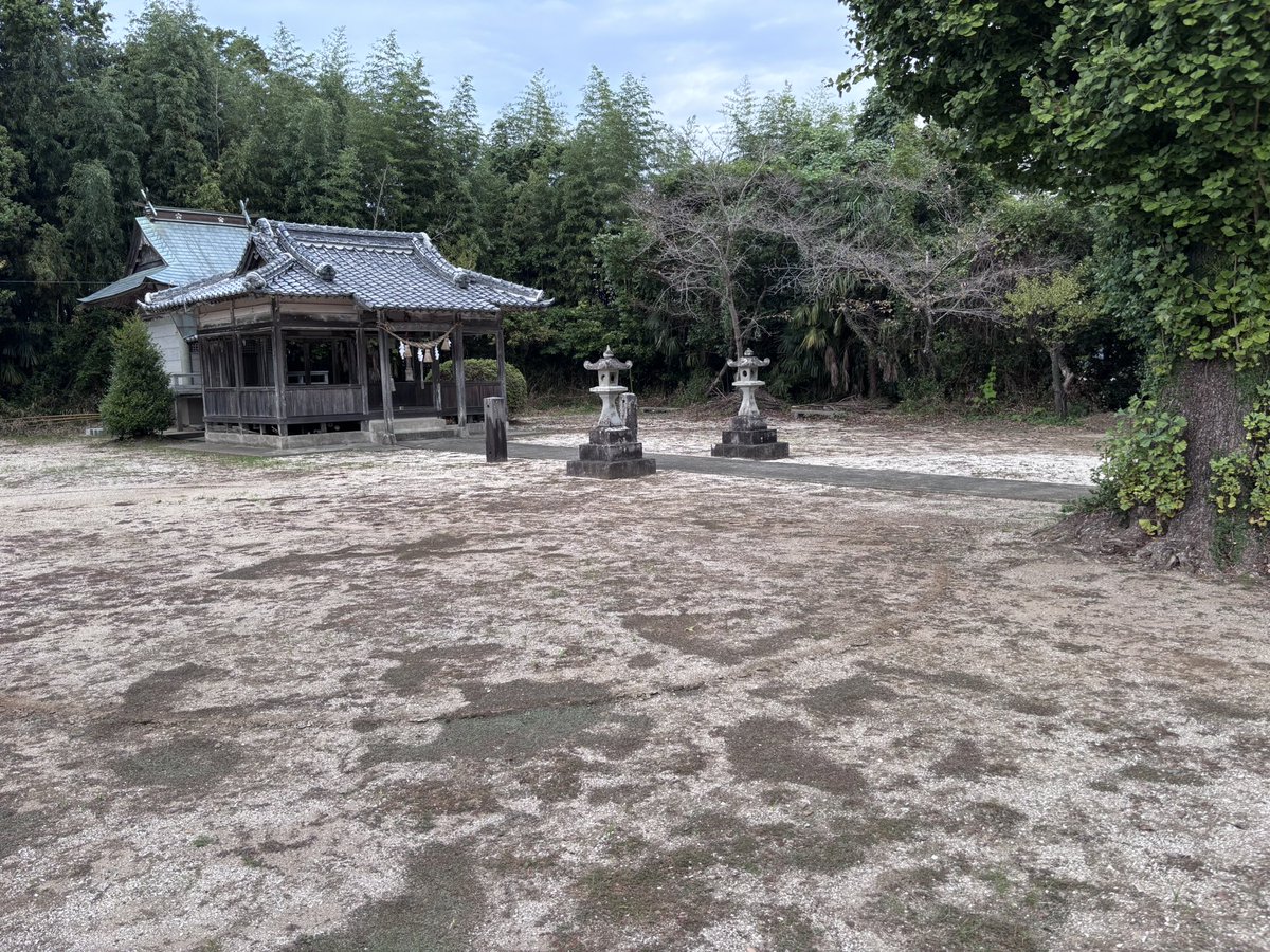 SiloVine's tweet photo. 肥後・高道城なう

おはようございます。本日はここから。

大野氏の城で、龍造寺氏に与した小代氏に攻め落とされたという。
高台の湿地帯に突き出た端に作られた城で現在は神社と宅地になっているが、在所内に堀や土塁も残る

主郭の神社、主郭北の水堀
在所に残る土塁、在所に残る横堀 https://t.co/N1PsZ8QFQ6