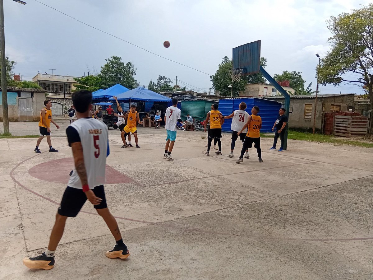 RadioLibertadPP's tweet photo. El deporte en Puerto Padre no se detiene. Tras finalizar sobre las 2 de la tarde la Copa de Karate Do en el parque de la Independencia de la Villa Azul, se jugó una nueva versión de la Copa Puerto Basket 🏀 en la cancha de La Anacahuita. https://t.co/vRs2iGgMnl