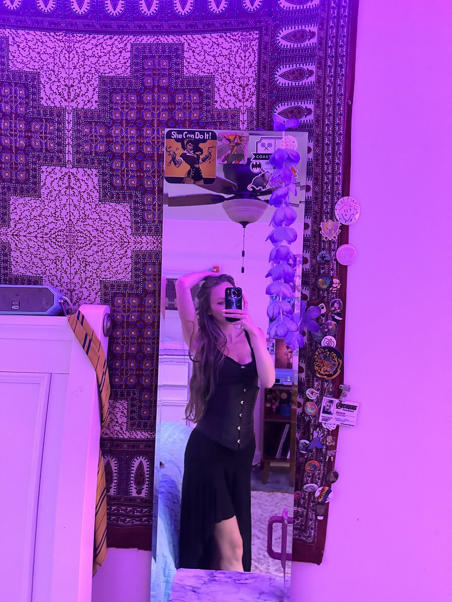 scarletsvvitch's tweet photo. feels like fall outside 🎃 #spookyvibes #ootd #darkaesthetic #gothic #alternative #witchy #fitcheck #grunge https://t.co/E7mHyQn3Il