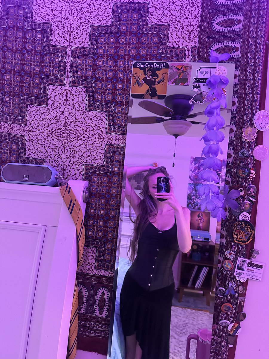 scarletsvvitch's tweet photo. feels like fall outside 🎃 #spookyvibes #ootd #darkaesthetic #gothic #alternative #witchy #fitcheck #grunge https://t.co/E7mHyQn3Il