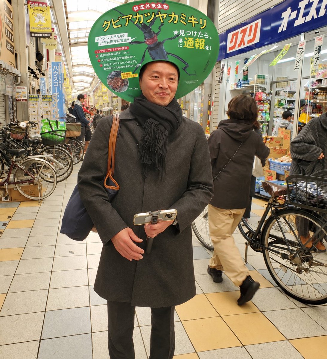 bodyishothot's tweet photo. そんなに虫が気になるなら、どこに行く時も、どんなシーンでも徹底的にやるべきです。知事をお辞めになって、本格的に「クビアカツヤカミキリハンター」の道に進まれてはいかがでしょうか。

#クビアカツヤカミキリくん 
#いろんなパターンで被ろう 
#二階建て頭部 
#斎藤元彦は虫ハンター https://t.co/DaelYmCdJ8