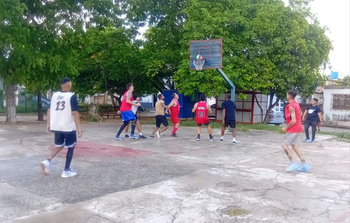 RadioLibertadPP's tweet photo. El deporte en Puerto Padre no se detiene. Tras finalizar sobre las 2 de la tarde la Copa de Karate Do en el parque de la Independencia de la Villa Azul, se jugó una nueva versión de la Copa Puerto Basket 🏀 en la cancha de La Anacahuita. https://t.co/vRs2iGgMnl