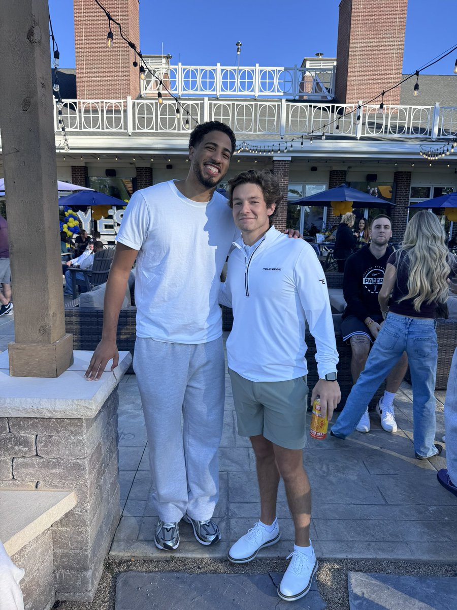 Jridds8's tweet photo. Ran into my boy @Hali https://t.co/GHBQU0MByr