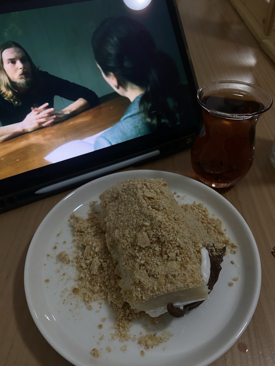 srgeonn's tweet photo. Mezarlık izleyerek, yaptığım tatlıyı yiyorum bence su an 0 kalori https://t.co/vtIrrrgBoK