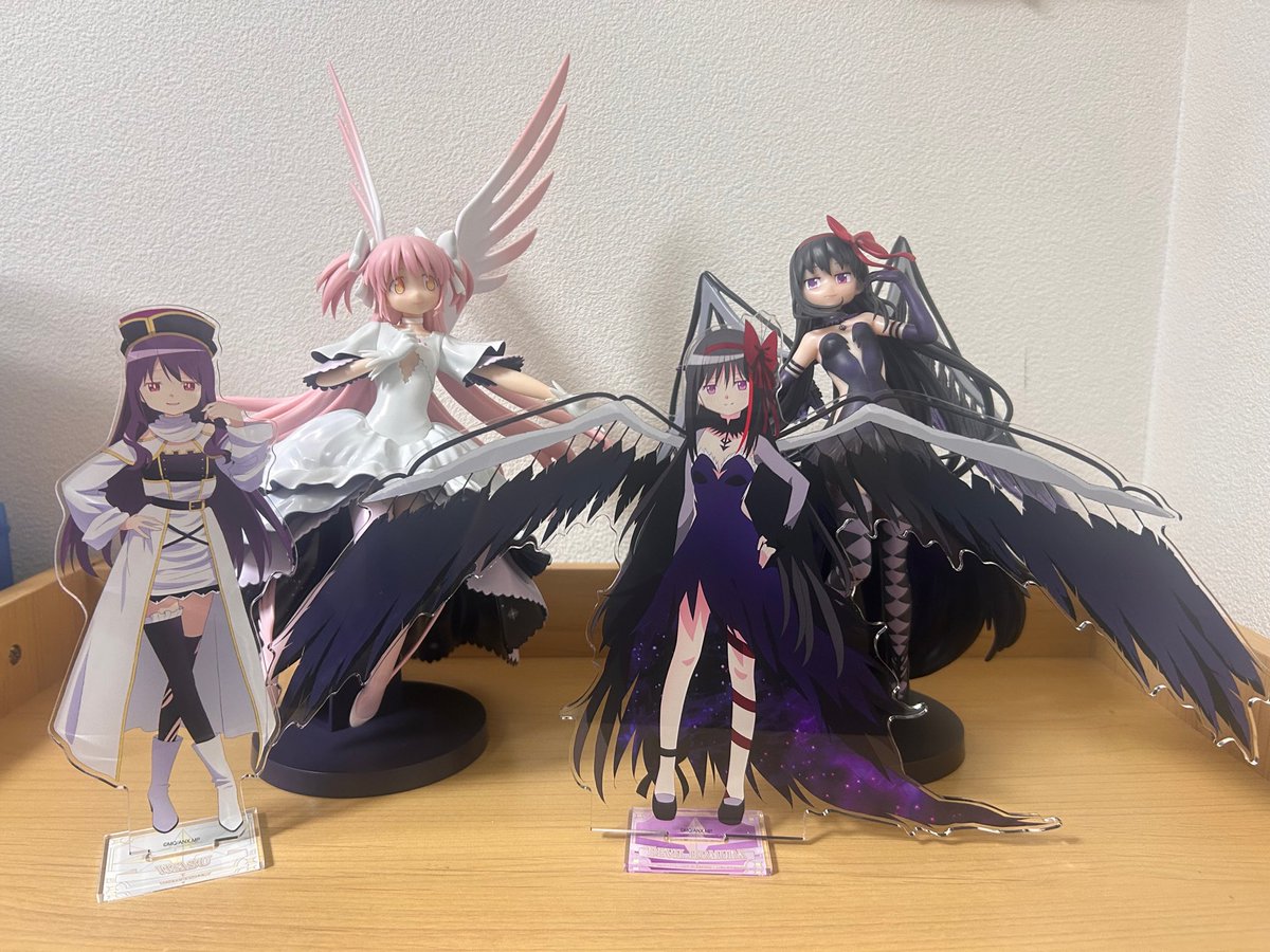 oyu0805's tweet photo. 悪魔さんのアクスタデカすぎワス https://t.co/qzW423MoBn