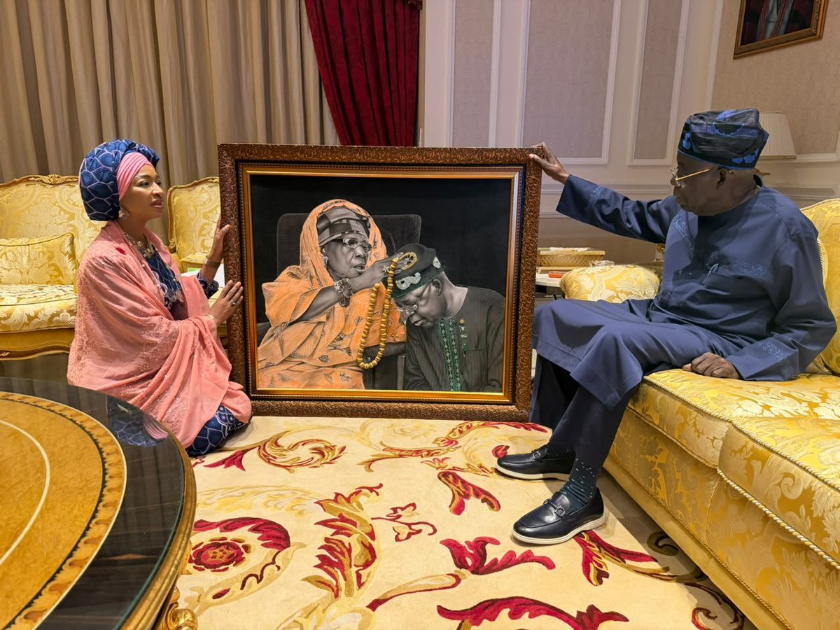 Omoologo2027's tweet photo. HM Hannatu Musa presented a gift is President Tinubu https://t.co/keoGO1UAfu