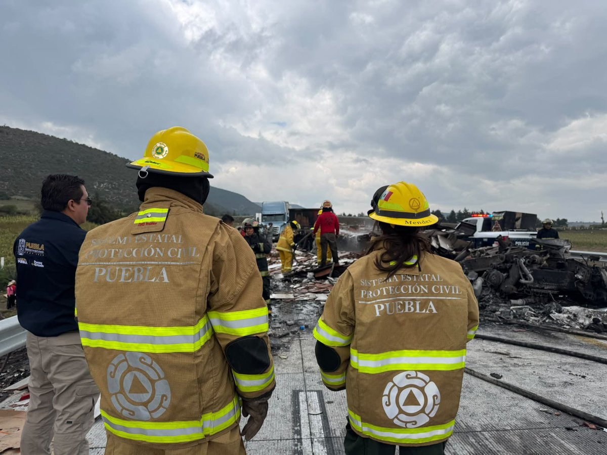 Ambas_Manos's tweet photo. #Puebla 🔴 Accidente entre dos tractocamiones en la autopista Cuapiaxtla–Cuacnopalan; uno de ellos, que transportaba losa, se incendió. 

Bomberos controlaron el fuego; no hubo personas lesionadas.

#AmbasManos https://t.co/kestldwWZu