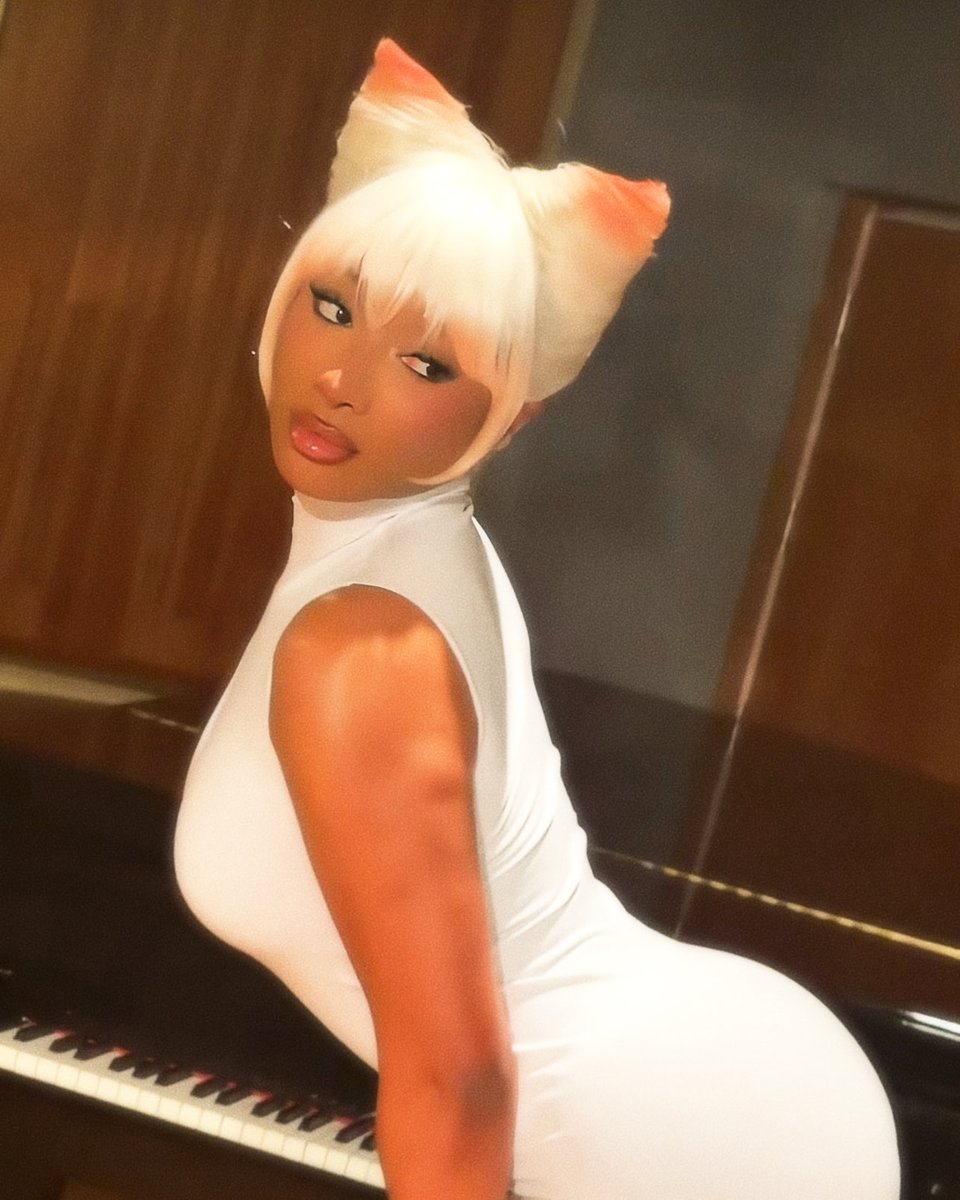 theemoonstalli's tweet photo. here kitty-kitty! 🧡 https://t.co/il87zeXIgP