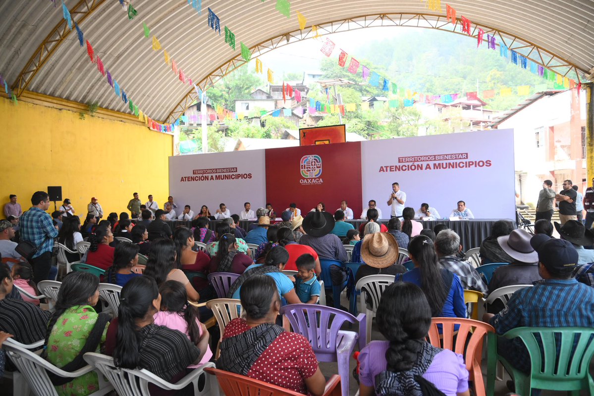 salomonj's tweet photo. Hace 17 años estuve aquí, en Santa María Zaniza, acompañando al Lic. @lopezobrador_. Desde entonces he regresado varias veces y conozco las necesidades de esta comunidad.

Hoy estamos nuevamente aquí para tenderles la mano. Sumando esfuerzos con el municipio y el equipo @DIF_Oaxaca, vamos a seguir apoyando a las familias y atendiendo lo que hace falta.

¡Que viva Santa María Zaniza!