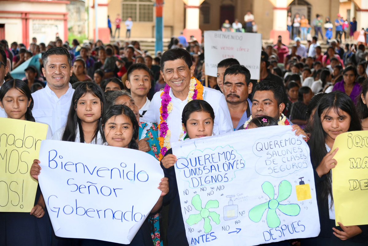 salomonj's tweet photo. Hace 17 años estuve aquí, en Santa María Zaniza, acompañando al Lic. @lopezobrador_. Desde entonces he regresado varias veces y conozco las necesidades de esta comunidad.

Hoy estamos nuevamente aquí para tenderles la mano. Sumando esfuerzos con el municipio y el equipo @DIF_Oaxaca, vamos a seguir apoyando a las familias y atendiendo lo que hace falta.

¡Que viva Santa María Zaniza!