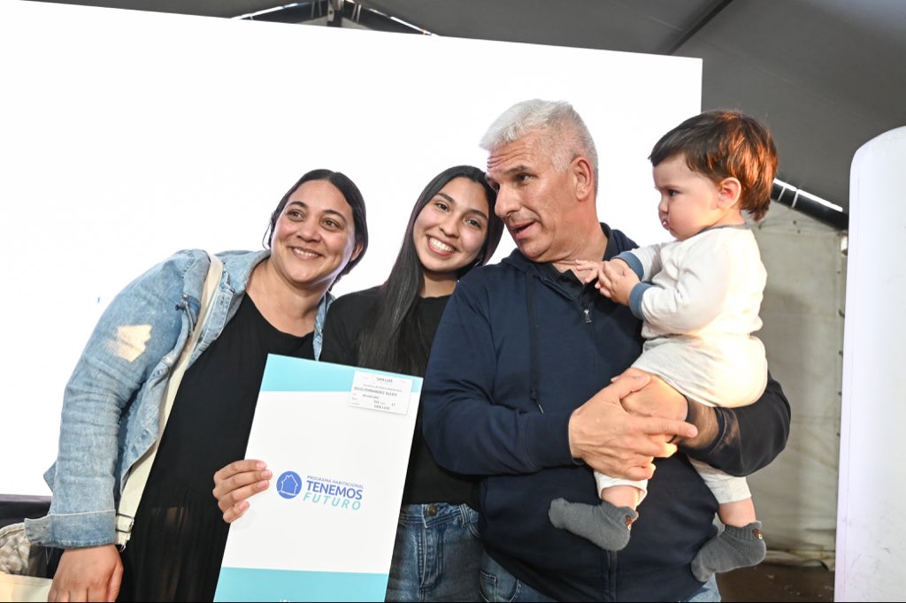 claudiojpoggi's tweet photo. 78 familias de la Ciudad de San Luis fueron pre adjudicados en sus VIVIENDAS. Visitamos el barrio, las familias conocieron el avance de obra de su casa y el próximo 21 de Noviembre recibirán las llaves de sus hogares. 👏👏 https://t.co/y0YAuRS3iq