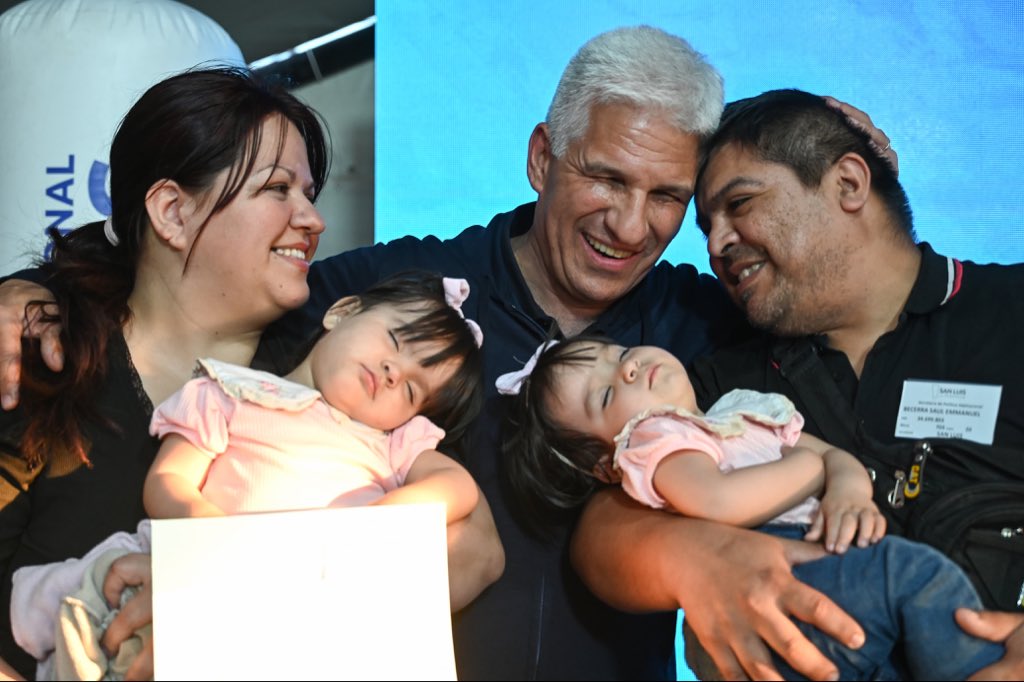 claudiojpoggi's tweet photo. 78 familias de la Ciudad de San Luis fueron pre adjudicados en sus VIVIENDAS. Visitamos el barrio, las familias conocieron el avance de obra de su casa y el próximo 21 de Noviembre recibirán las llaves de sus hogares. 👏👏 https://t.co/y0YAuRS3iq