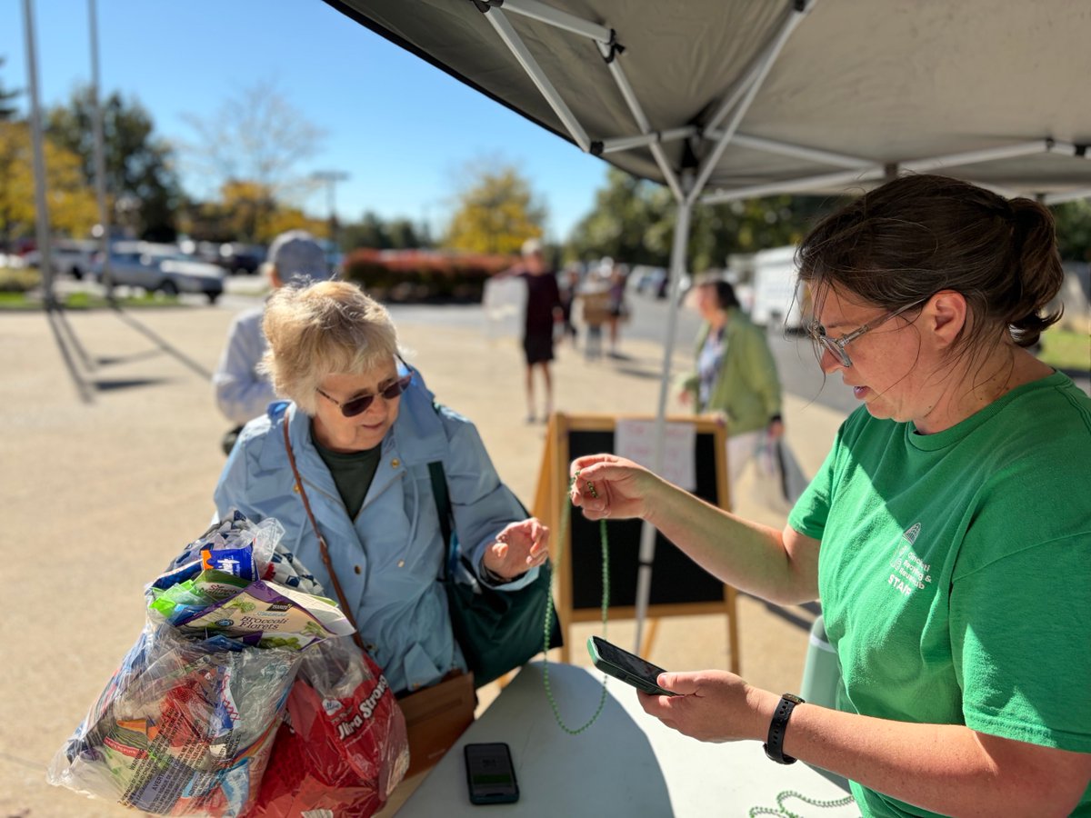 CintiRRH's tweet photo. What a beautiful day to serve hundreds of our amazing customers in Lower Price Hill and Loveland/Symmes, diverting more than 2 tons of material from the landfill! And big thanks to all of our volunteers and staff for working so hard to make it happen. https://t.co/WqWs367m7L