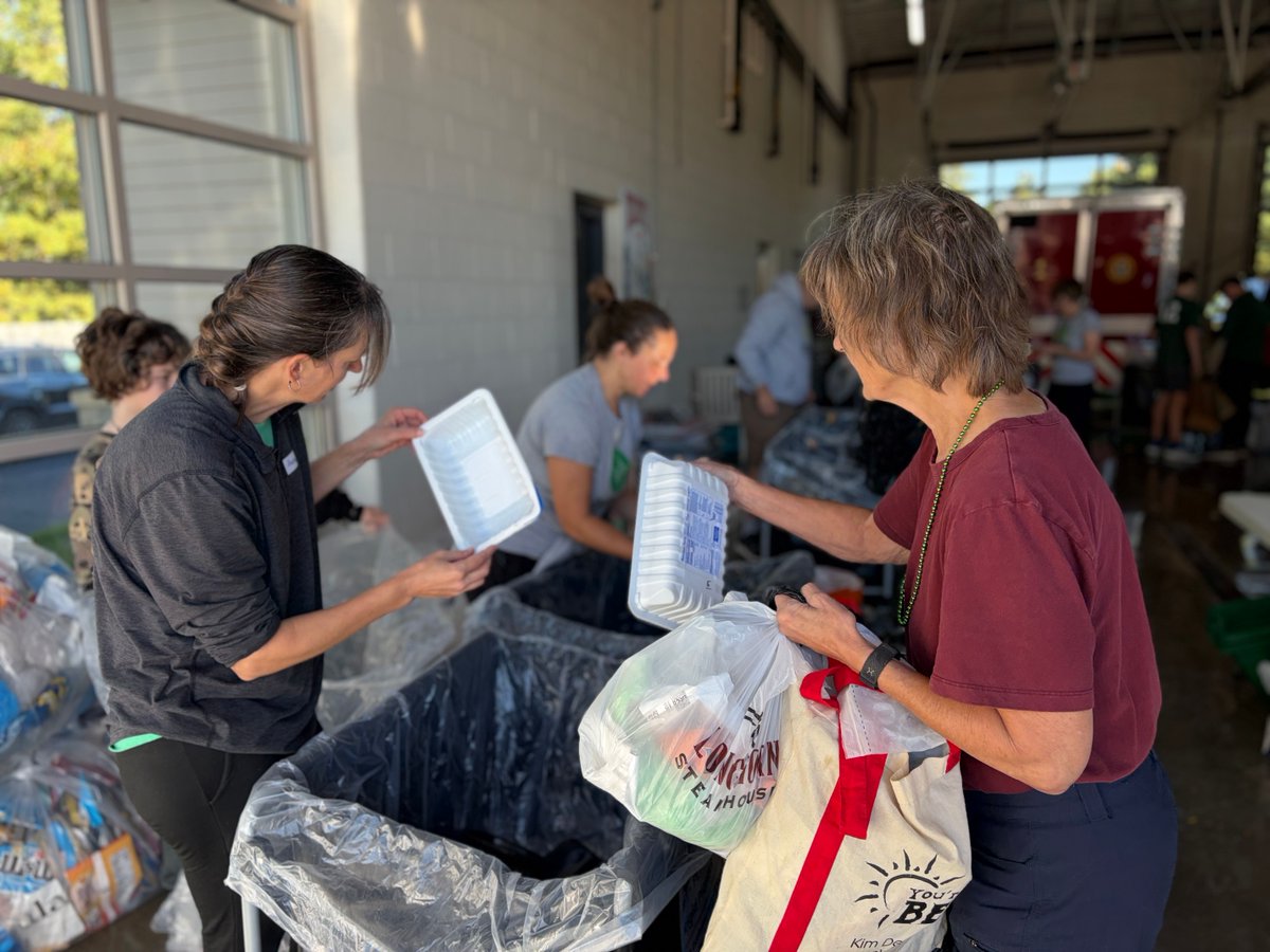 CintiRRH's tweet photo. What a beautiful day to serve hundreds of our amazing customers in Lower Price Hill and Loveland/Symmes, diverting more than 2 tons of material from the landfill! And big thanks to all of our volunteers and staff for working so hard to make it happen. https://t.co/WqWs367m7L
