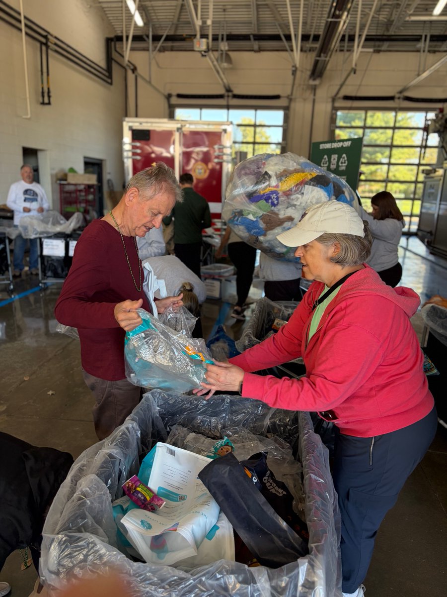 CintiRRH's tweet photo. What a beautiful day to serve hundreds of our amazing customers in Lower Price Hill and Loveland/Symmes, diverting more than 2 tons of material from the landfill! And big thanks to all of our volunteers and staff for working so hard to make it happen. https://t.co/WqWs367m7L